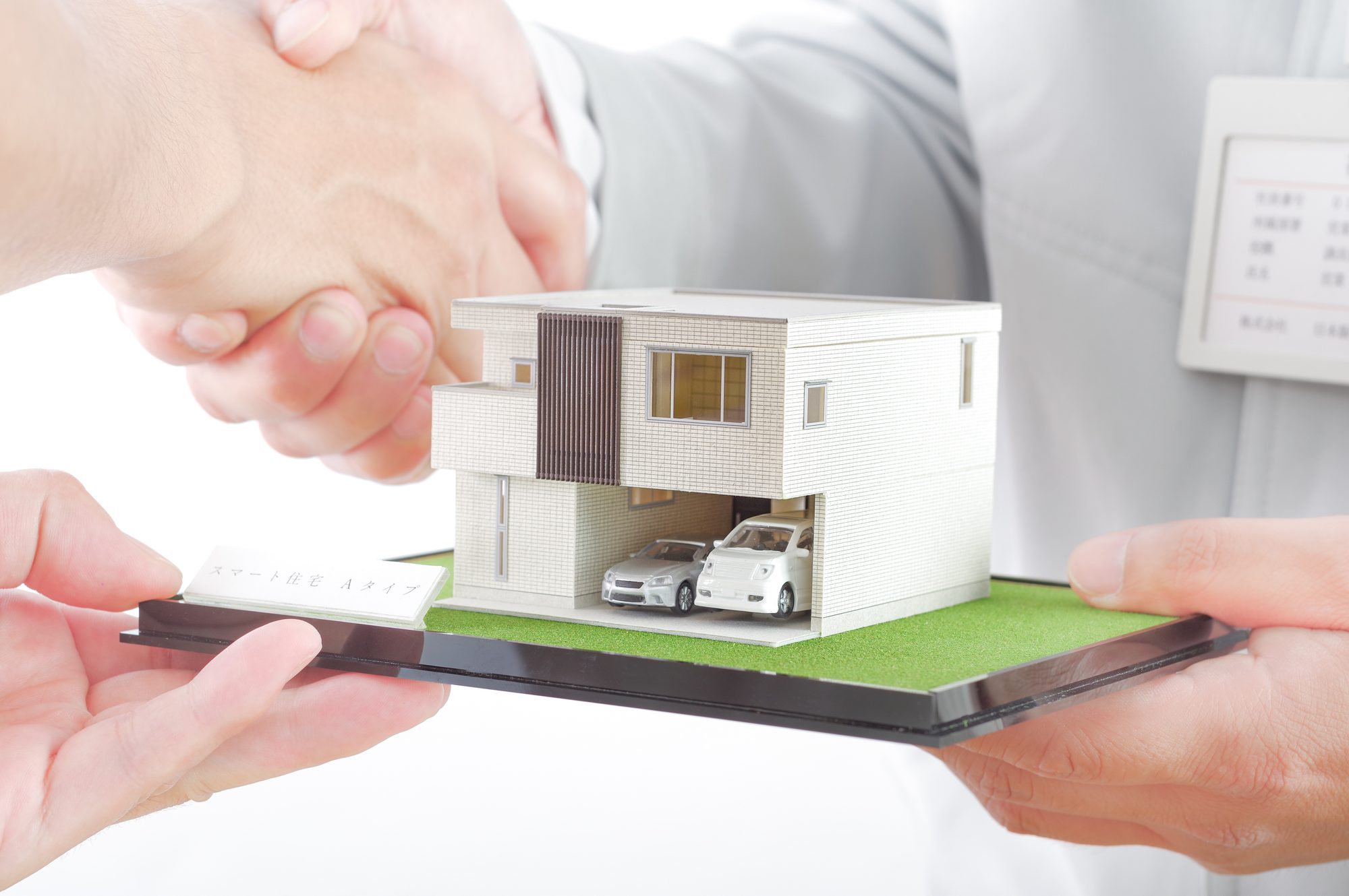 完成した住まいの模型と設計図